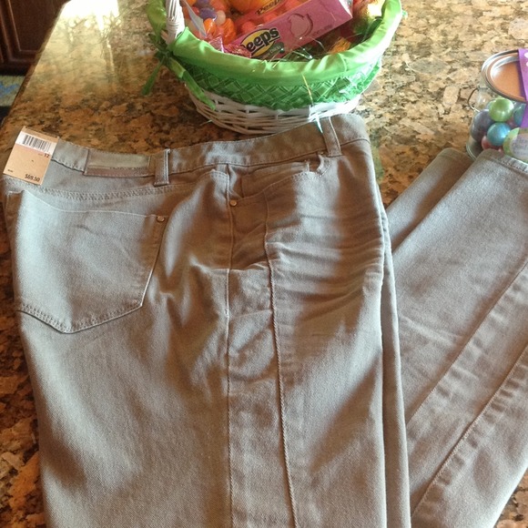 SOLD🎉🎉🎉🎉Brand new SOHO Skinny DKNY jeans