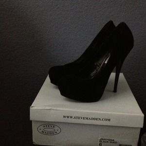Black suede pump