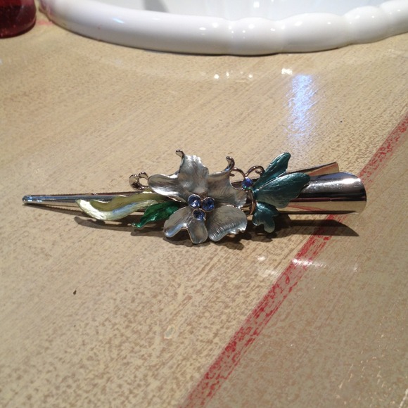 💋SOLD💋 Silver hair clip sold in bundle