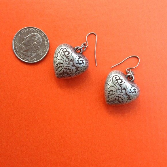🚨Reduced✂Beautiful vintage hollow heart earrings - Picture 2 of 2