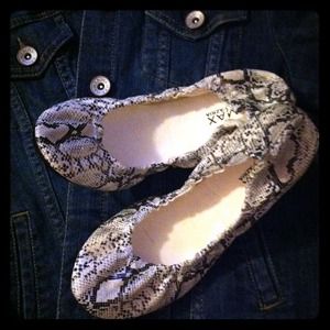 Brand new! Max Azria snake skin flats