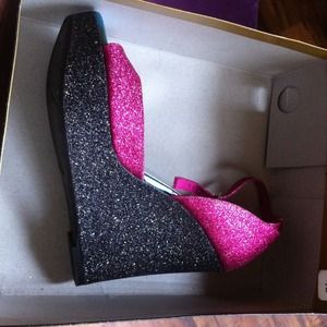 Black fuchsia and blue wedges
