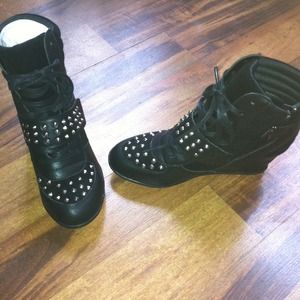 Wedge sneakers with spikes