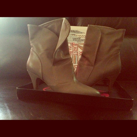 Brand New Jeffrey Campbell