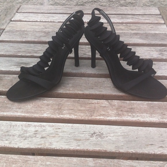 SOLD SOLD 😍Nine West Black Strappy 2 1/2 in heel - Picture 2 of 4