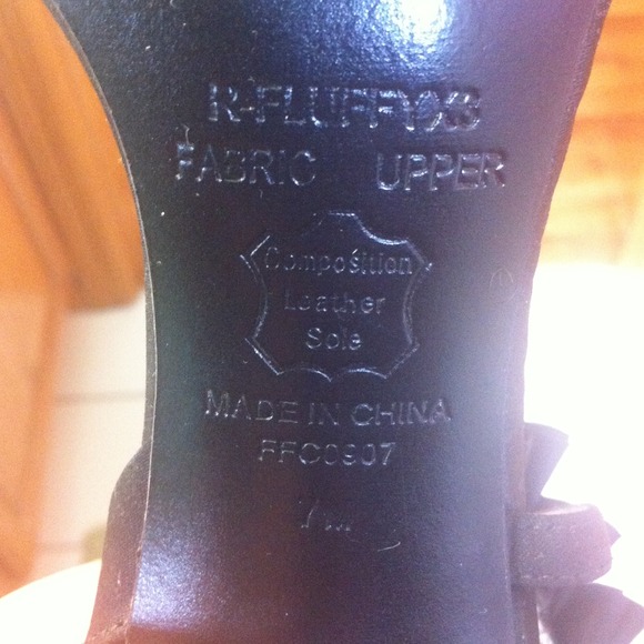 SOLD SOLD 😍Nine West Black Strappy 2 1/2 in heel - Picture 3 of 4