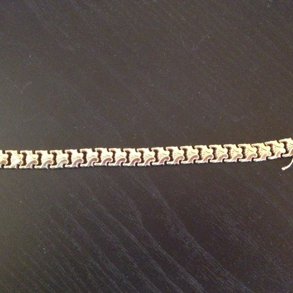 14k gold stampato bracelet.