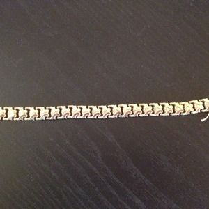 14k gold stampato bracelet.