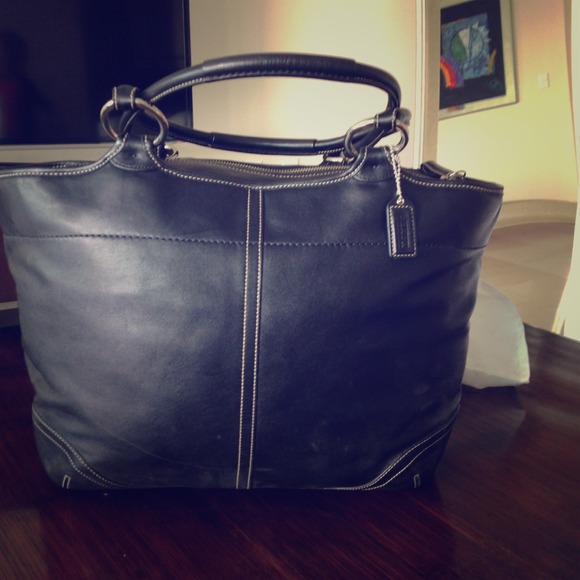 - COACH large leather bag - authentic