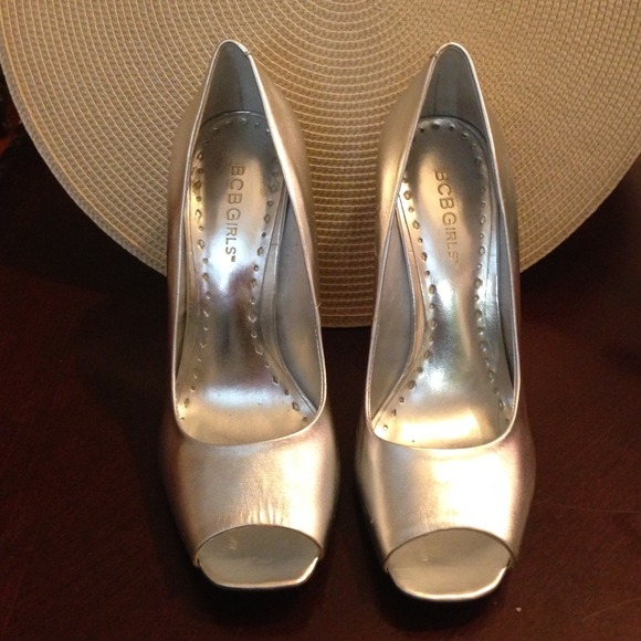 🎀REDUCED🎀 BCBG Silver Shoes.. Like new