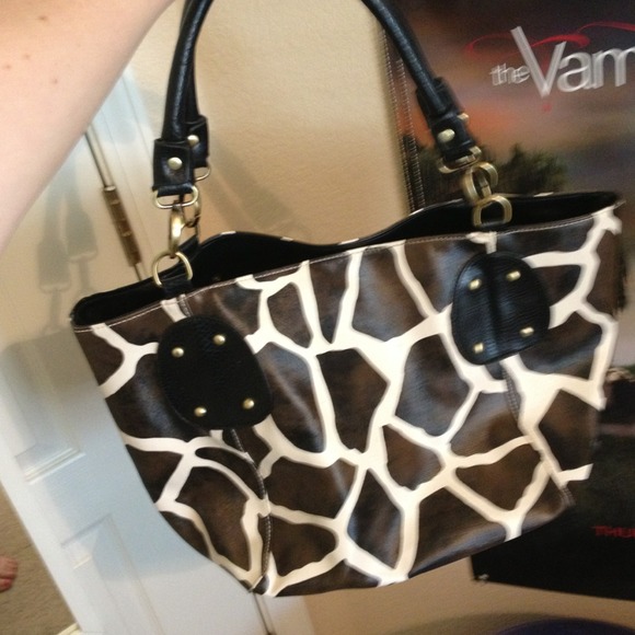 Giraffe print purse. - Picture 2 of 3