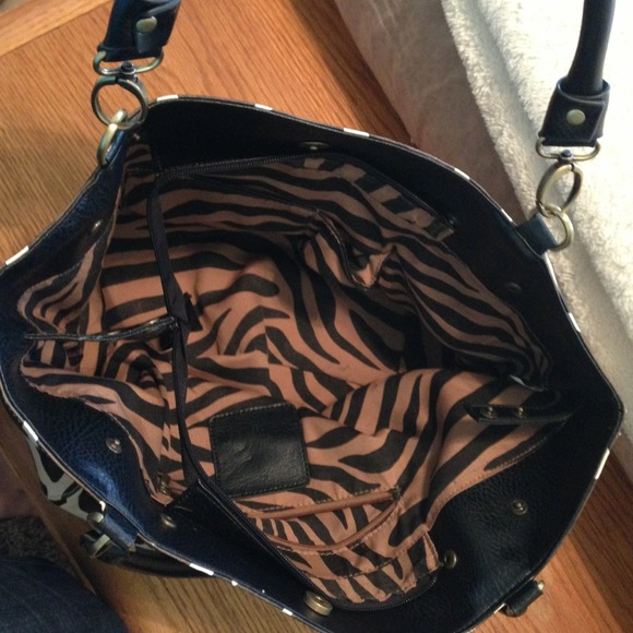 Giraffe print purse. - Picture 3 of 3