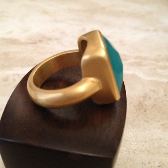 Vibrant green colored stone set in a gold ring 7 - Picture 2 of 4