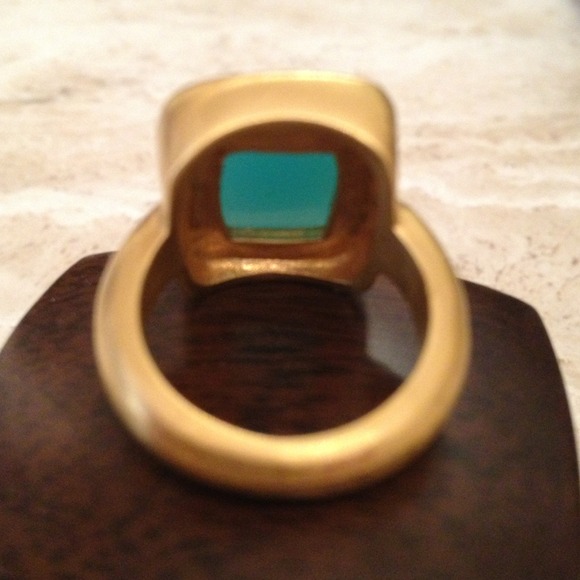 Vibrant green colored stone set in a gold ring 7 - Picture 3 of 4