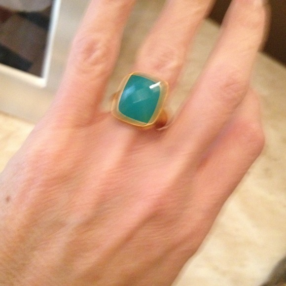Vibrant green colored stone set in a gold ring 7 - Picture 4 of 4