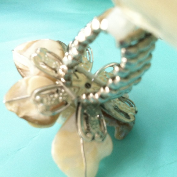 Capiz Stretch Ring - New! - Picture 3 of 4