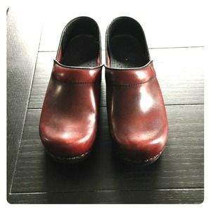 REDUCED! Dansko sz 37 clogs. Excellent used cond.