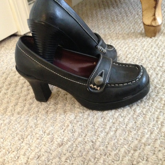 Black dress shoes