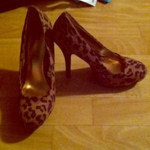 size 8 Leopard print heels