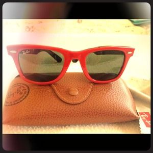 ✨✨PRICE REDUCE !!! ✨✨Ray- Ban Wayfarer w/ case