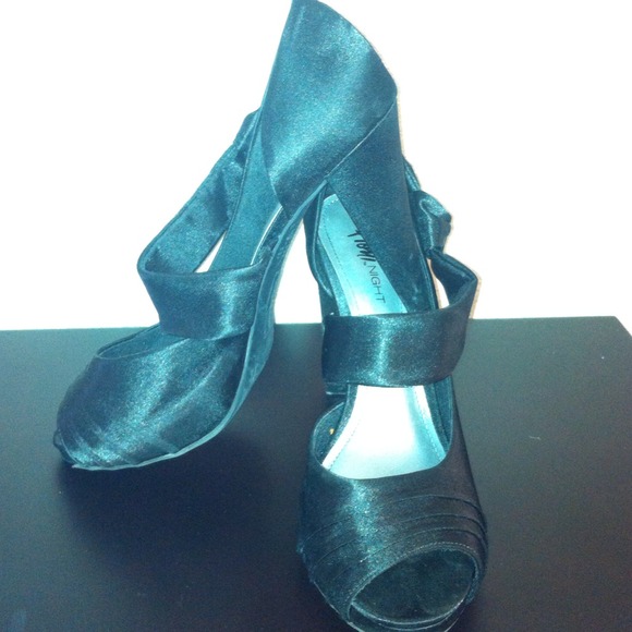 ⬇🔴FINAL REDUCTION! ⬇👠 Fioni Black Satin Heels 👠 - Picture 2 of 4