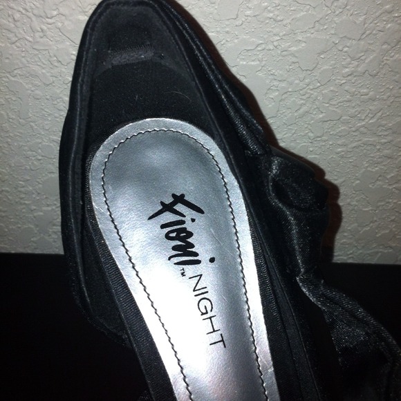 ⬇🔴FINAL REDUCTION! ⬇👠 Fioni Black Satin Heels 👠 - Picture 3 of 4