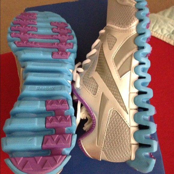 😍SOLD😍NWOT: Brand new REEBOK WOMEN'S SHOES - Picture 4 of 4