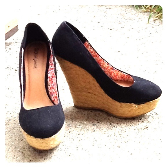 Black threaded wedges