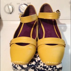 Size 10 flats made by Bamboo.