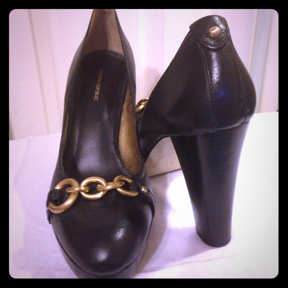 Banana Republic pumps with gold chain detail