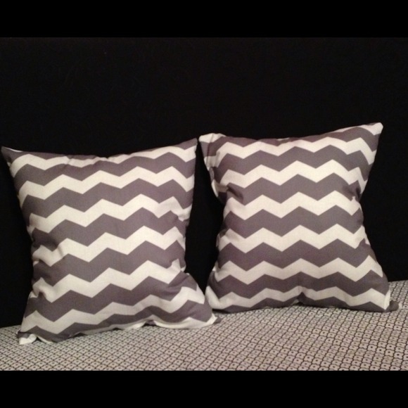 SOLD 🚫🚫 Grey & White Chevron Pillows - Picture 2 of 4