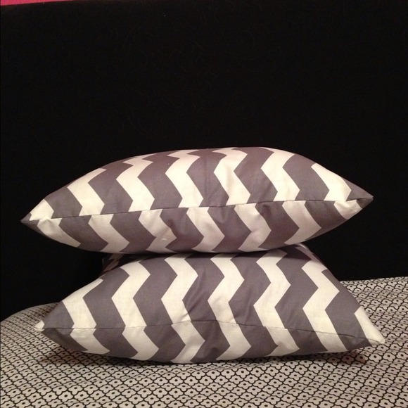 SOLD 🚫🚫 Grey & White Chevron Pillows - Picture 3 of 4