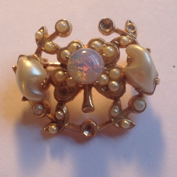 ❌SOLD❌Elegant Pin/Brooch (pearl and opal)