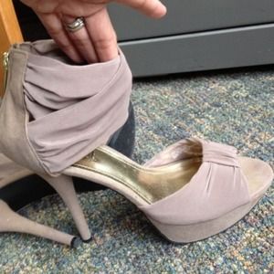 Heels w/ ankle strap. Cute!💕