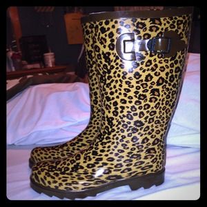 Leopard rain boots!