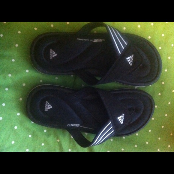 Comfy fit Adidas flip flops!