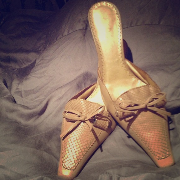 ⛔️sold⛔️Leather BCBG heels