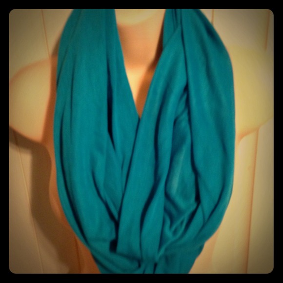 New with tags Infinity Scarf (teal color)