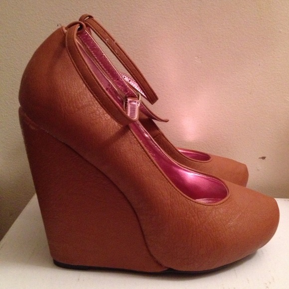 🚫SOLD🚫Cognac wedges very sexy