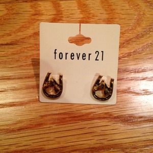 Forever 21 cute horse in stirrup stud earrings!!