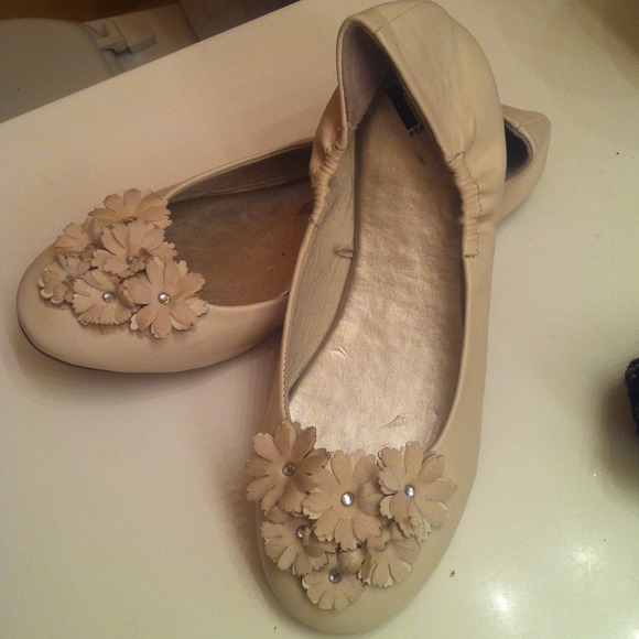 **Reduced** Report white floral flats - shoes
