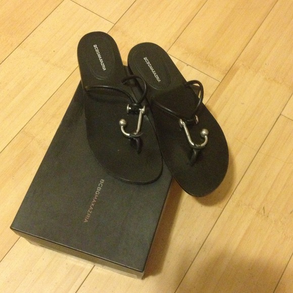 BCBG flip flops