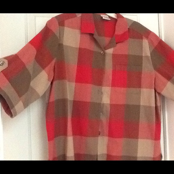 🎉HOST PICK🎉🎉Button down, sleeves are 3/4 length - Picture 3 of 3