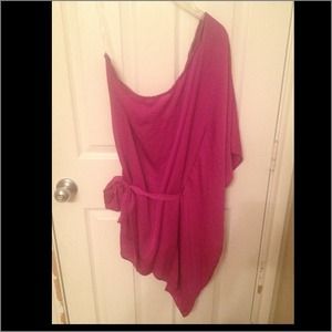 🚫TRADED🚫🆕NWOT one shoulder fuschia top