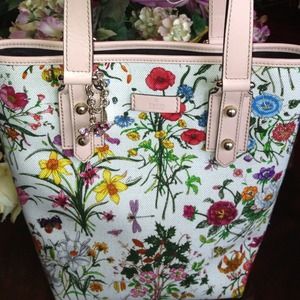 GUCCI TOTE AUTHENTIC Beautiful for spring SOLD!!