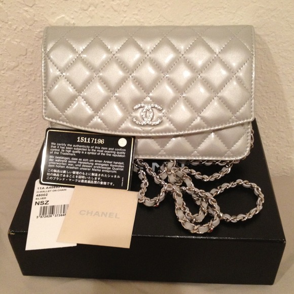 💢sold on ebay💢Authentic Chanel wallet on chain