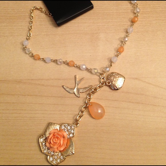 New 🌸Costume Gold toned necklace