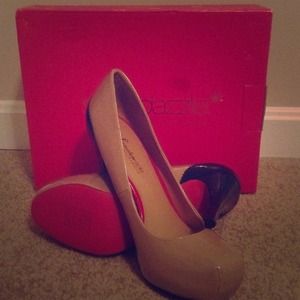 **REDUCED** Shoedazzle "Signature Sole" heels