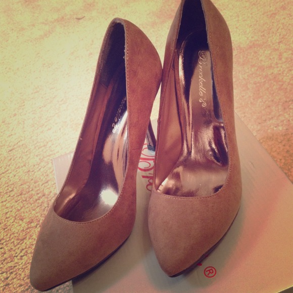 BNWT. Brown suede pumps. Size 7