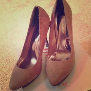 BNWT. Brown suede pumps. Size 7